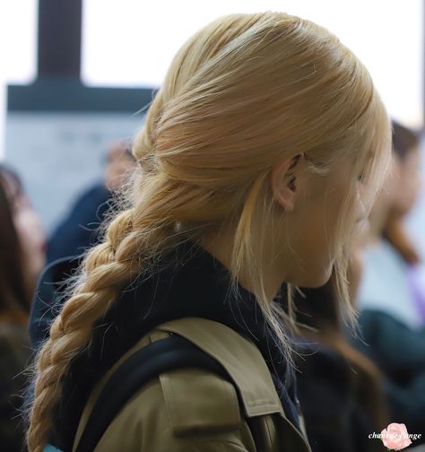 200103 Rosé Blackpink Hairstyle, Blackpink Rosé Hairstyles, Rose Hairstyle, Bridesmaid Hair Side, Rose Braid, Lob Hairstyle, Rose Icon, Rose Hair, Rose Style