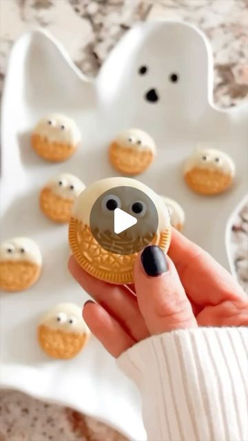 Kristen Blick on Instagram: "GHOST OREO COOKIES 👻  Did you try out these EASY ghost Oreos last year? Be sure to add them to your list this year ! They are the easiest little spooky cute Halloween treat you’ll make!   Vanilla Oreos, Vanilla Melting Wafers and Candy Eyeballs. As easy as 1,2,3 👻  ✨ Save and share !   #ghostcookies #halloweencookies #halloweencookies🎃👻 #halloweenpartyideas #codeorange #codeorange2024 #fallaesthetics #countdowntohalloween #autumnaesthetic #halloweenaesthetic #easyrecipesathome #halloweenrecipes #fall2024" Ghost Oreos, Vanilla Oreos, Vanilla Oreo, Halloween Snacks For Kids, Cute Halloween Treats, Cookie Dough Brownies, Candy Eyeballs, Ghost Cookies, Cookie Do