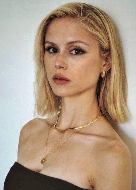 Erin Moriarty Photoshoot, Blonde Female Actresses, Petite Blonde Woman, Satana Hellstrom, Blonde Actress, The Boy Cast, Erin Moriarty, Movie Kisses, Ripped Women