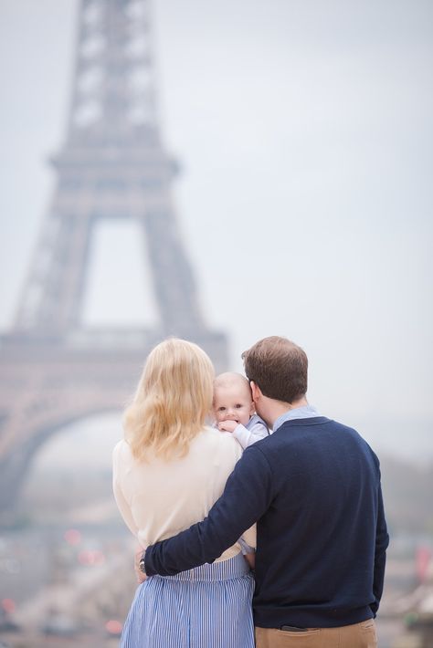 Paris Photoshoot Ideas Family, Family Photoshoot In Paris, Disneyland Paris Family Photos, Family Photo Eiffel Tower, Family In Paris, Paris Picture Ideas, Photoshoot Paris, Paris Shoot, Photo Bb