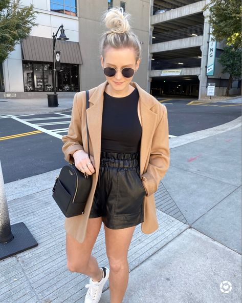 Blazer Outfits 2022 Fall, Leather Look Shorts Outfit, Black Leather Shorts Casual, Shorts And Blazer Outfit Casual, Faux Leather Black Shorts Outfit, Leather Shorts Autumn Outfit, Black Zara Bodysuit Outfit, Black Bodysuit And Shorts Outfit, Zara Leather Shorts