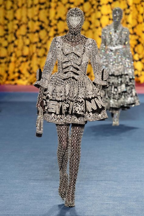 Richard Quinn Prêt-À-Porter Automne-Hiver 2020-2021 - Défilé | Vogue Paris Richard Quinn, London Fashion Weeks, Conceptual Fashion, 2020 Fashion Trends, Weird Fashion, Chanel Vintage, Fashion Show Collection, Looks Style, London Fashion Week