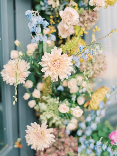 English Garden Style Wedding, English Country Wedding Flowers, English Countryside Flowers, Secret Garden Wedding Flowers, English Garden Wedding Decor, Cottagecore Wedding Flowers, English Cottage Wedding Theme, Cottage Garden Wedding Flowers, English Summer Wedding