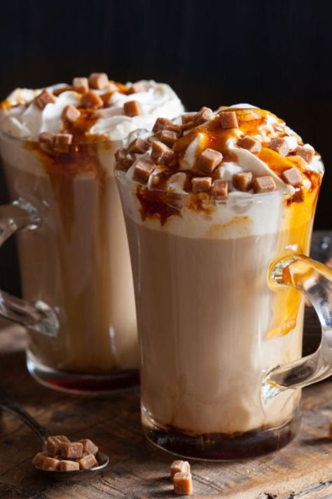 Toffee Nut Coffee, Christmas Coffee Drinks, September Christmas, Christmas Iced Coffee, Toffee Coffee, Christmas Toffee, Toffee Nut Latte, Best Christmas Cookie Recipes, Dessert Aesthetic