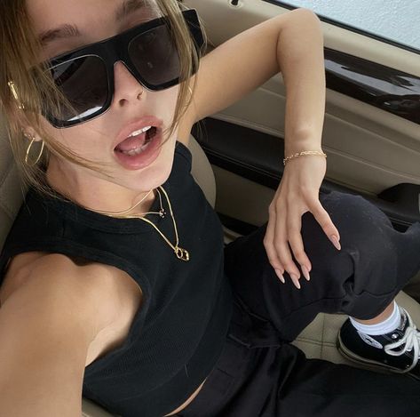 Chamberlain Aesthetic, Emma Chamberlain Outfits, Emma Chamberlain, It Girls, Square Sunglasses Women, Fitness Inspo, Role Models, Cool Girl, Sunglasses Women