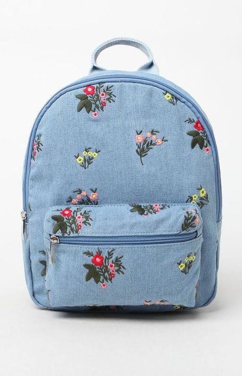 Como Fazer Short, Recycled Jeans Bag, Fabric Backpack, Jeans Backpack, Denim Crafts Diy, Embroidered Backpack, Denim Backpack, Blue Jeans Crafts, Handmade Backpacks