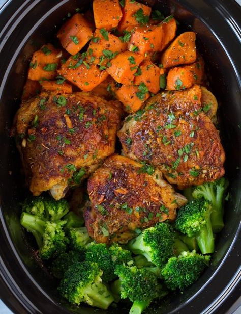 Slow Cooker Kip, Sweet Potatoes And Broccoli, Crockpot Recipes Chicken, Chicken With Sweet Potatoes, Potatoes And Broccoli, Chicken Crockpot Recipes Healthy, Slow Cooker Chicken Thighs, Easy Chicken Breast, Chicken Sweet Potato