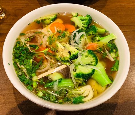 Veggie Pho, Shrimp Pho, Pho Recipes, Vegetable Pho, Pho Soup Recipe, Bowl Of Pho, Asian Soup Recipes, Vietnamese Pho, Pho Soup