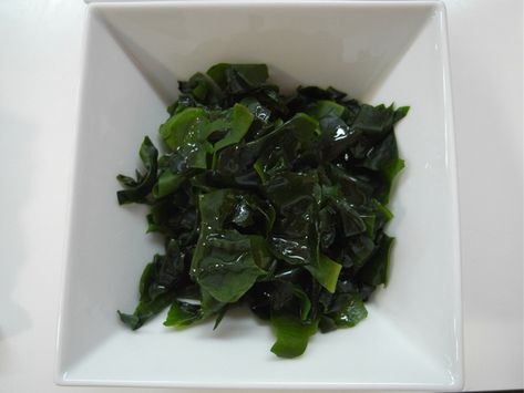 bowl of wakame japanese seaweed Controlling Cholesterol, Edible Seaweed, Wakame Seaweed, Paleo Mom, Sea Vegetables, Hormone Balance, Increased Energy, Alkaline Foods, Nutrient Dense Food