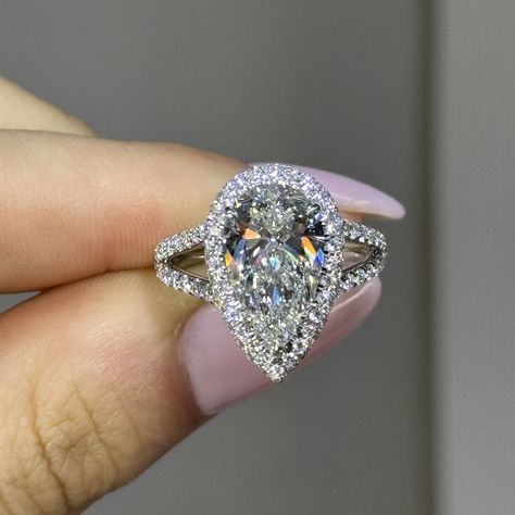 Engagement Rings Celebrity, Engagement Rings Expensive, 2023 Rings, Aesthetic Wedding Ring, Billionaire Wife, Dreamy Rings, Cinderella Engagement Rings, Big Diamond Engagement Rings, Expensive Wedding Rings