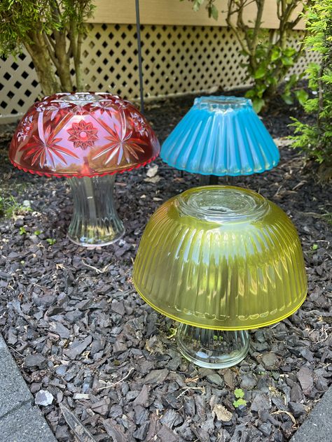 Glass Bowl Mushrooms, Diy Glass Mushrooms, Garden Glass Art, Glass Mushrooms For Gardens, Vase Mushrooms, Mushroom Garden Art, Bee Bath, Mushroom Vase, Painted Mushrooms