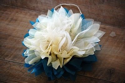 Parties, celebrations, and giant tulle flowers: a dream combo. We love these retro paper pom poms, they're easy to make and create amazing impact. Tulle Flowers Diy, Big Paper Flowers, Diy Tulle, Tissue Flowers, Mollie Makes, Paper Pom Poms, Tulle Flowers, Tissue Paper Flowers, Giant Paper Flowers