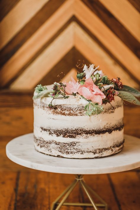 Simple, rustic, wedding cake inspiration topped with flowers. | Arli Quinn Photography 1 Layer Wedding Cake, Simple Rustic Wedding Cake, 1 Tier Wedding Cakes, Rustic Birthday Cake, Western Birthday Cakes, Simple Rustic Wedding, Western Wedding Cakes, Classic Weddings, Boho Wedding Cake