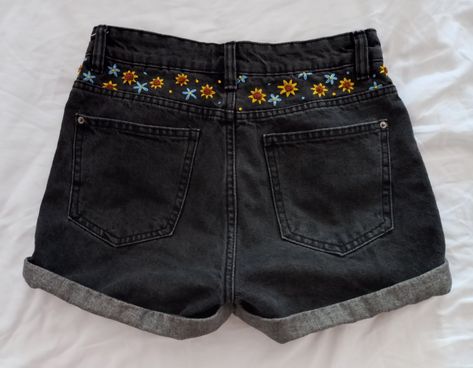 Black Jeans Embroidery Diy, Embroidery Shorts Diy, Jean Short Embroidery, Denim Shorts Embroidery, Black Jean Embroidery, Embroidered Shorts Diy, Embroidered Jean Shorts Diy, Embroidered Jeans Diy Simple, Embroidery On Black Jeans