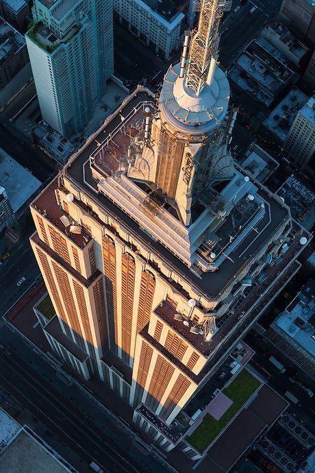 NYC. Empire State Building in the evening, from above of 32nd. St. Empire State Of Mind, Ny City, City That Never Sleeps, Nova York, Best Cities, New York State, Favorite City, Aerial View, Historical Sites