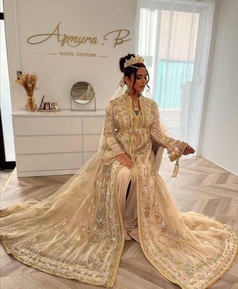 Caftan Wedding Dress, Iraqi Wedding Dress, Arabian Wedding Dress, Wedding Outfits With Hijab, Wedding Dresses Arab, Henna Night Dress, Outfits With Hijab, Moroccan Wedding Dress, Wedding Outfit Ideas