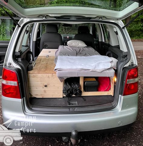 Daniel stellt uns seinen VW Touran 1t1 vor. ➡️ @hschlag_daniel 🚗 Was macht deinen Camper besonders? Die Geschichte. Der Touran ist nun seit knapp 20 Jahren in unserem Besitz. Wir haben unseren ersten gemeinsamen Familienurlaub damit gemacht, den ersten Familienhund abgeholt und meine Brüder und ich haben das Fahren im Touran gelernt. Und vor knapp einem Jahr habe ich dem Touran die neue Aufgabe als Camper erteilt. 🚗 3 Fun facts: - modularer Ausbau - kann jederzeit als Familienauto mit ... Volkswagen Touran, Vw Touran, Volkswagen, Fun Facts, Van