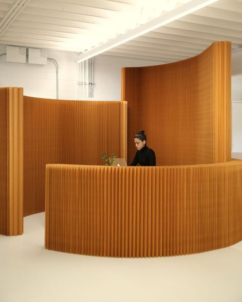 softwall room divider for open offices concepts Molo Wall Room Dividers, Curved Partition Design, Partition Wall In Office, Acoustic Room Divider, Room Divider Office, Office Room Divider, Cardboard Room Divider, Modern Room Dividers, Banquette Restaurant