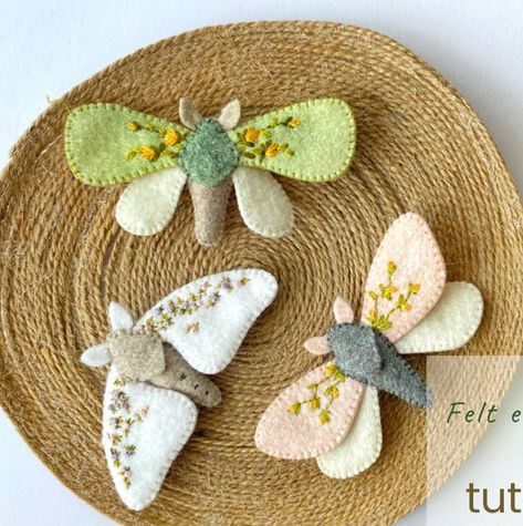 Butterfly Felt Ornament, Diy Owl Crafts, Moth Ornament, Felt Moth, Cute Felt Animals, Felt Bugs, Felt Butterflies, Felt Butterfly, Animal Felt