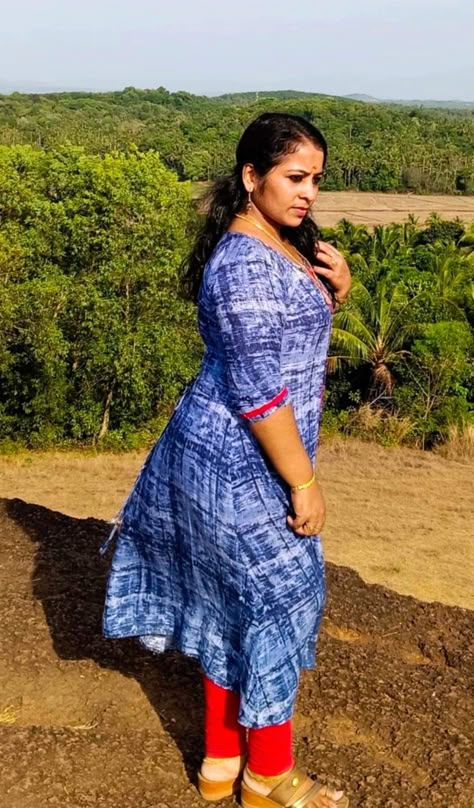 Village Pics Indian, Kerala Girls Dp Hidden Face, Kerala Woman Images, Kerala Ladies Photos, Auntie Desi Kerala, Beautiful Dresses For Women, Beautiful Women Over 40, Indian Actress Hot Pics, Desi Beauty