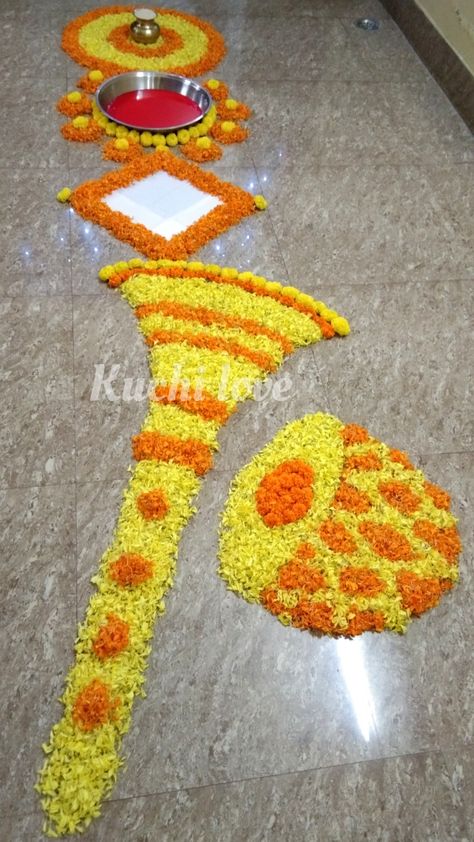 Bridal Home Entry Decoration, Bride Entry Decoration, Gruhpravesh Decoration, Pagla Decoration, Senior Project Ideas, Entry Decoration, Simple Flower Rangoli, Welcome Home Decorations, Home Flower Decor