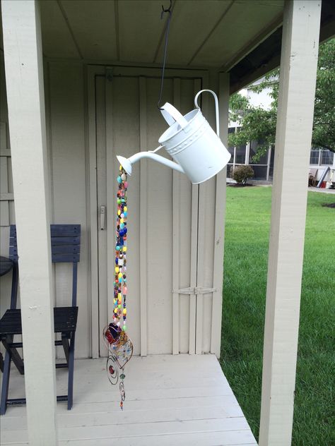 Homemade wind chime from watering can and beads- super easy! Windchimes Diy, Carillons Diy, Make Wind Chimes, Wind Chimes Homemade, Key Decorations, Diy Wind Chimes, Diy Garden Projects, Garden Crafts, Wind Chime