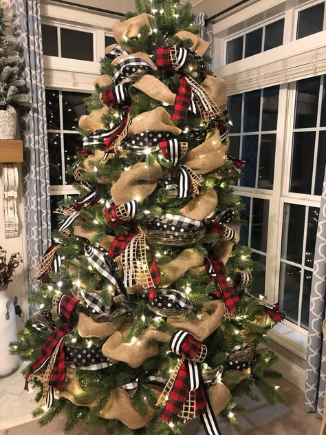 Buffalo Plaid Christmas Decor, Plaid Christmas Decor, Christmas Decorations Cheap, Buffalo Check Christmas, Plaid Christmas Tree, Christmas Tree Inspiration, Fabulous Christmas, Flocked Christmas Trees, Cheap Christmas