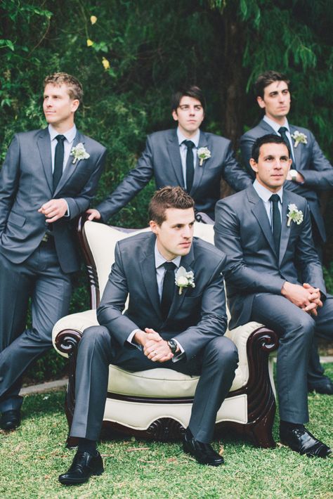 Groomsmen Suits Groomsmen Wedding Photos, Pose Pengantin, Groomsmen Poses, Men In Suits, Groomsmen Photos, Wedding Groomsmen, Groomsmen Suits, Foto Tips, Bridal Party Photos