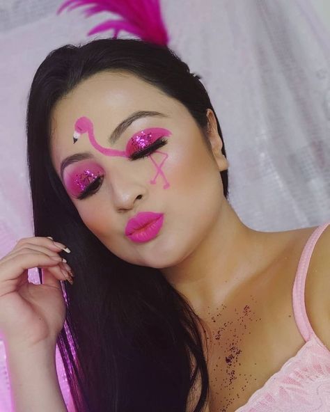 Flamingo Inspired Makeup, Flamingo Eye Makeup, Flamingo Costume Makeup, Flamingo Makeup Look, Flamingo Makeup Halloween, Flamingo Face Painting, Diy Flamingo Costume, Flamingo Face Paint, Flamingo Makeup