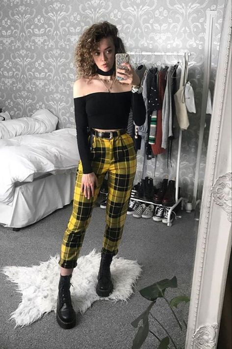 alternative and stylized grunge outfit, with yellow and black themes. Look Lollapalooza, Softboy Outfits, Plaid Pants Women, Egirl Outfits, Y2k Aesthetic Outfits, Grunge Look, Neue Outfits, Hipster Outfits, Indie Outfits