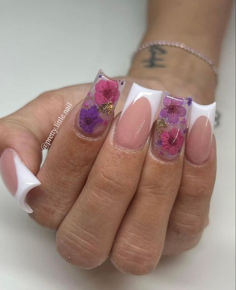 Enscuplted Acrylic Nails, Floral Encapsulated Nails, Incapcilated Nails Flowers, Flower Encapsulated Nails, Short Encapsulated Nails, Extra Nail Ideas, Encapsulated Flower Nails, French Tip Flower Nails, Encapsulated Nails Flowers