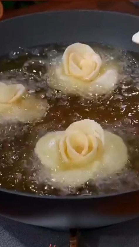 Potato Flowers Recipe, Potato Flowers, Potato Flower, Decorações Com Comidas, Amazing Food Decoration, Tasty Recipes Videos, Vegan Potato, Food Carving, Easy Food Art