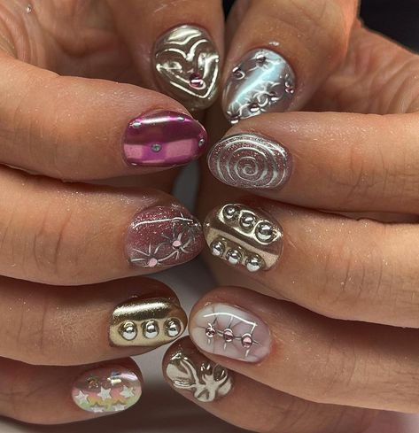 Level 3 Nail Art, Sparkly Gel Manicure, Short Cute Gel Nails, Nail Ideas For Short Nails Gel, Short Pink Nails Ideas, Super Short Nail Ideas, Short Nail French Tip Designs, Short Funky Nail Designs, Funky Gel Nails