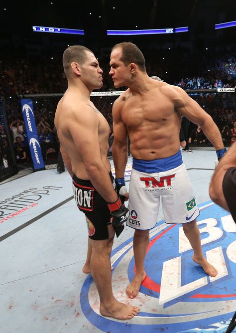 Cain Velasquez and Junior Dos Santos face off pre-fight Cain Velasquez, Ufc Boxing, Kung Fu Martial Arts, Ufc Fighter, Ufc Fighters, Mma Boxing, Sports Hero, Mma Fighters, Sports Photos