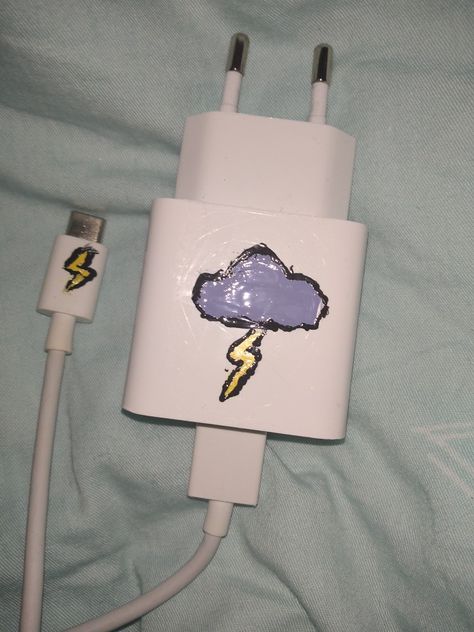 Drawing On Charger Ideas, Charger Art Ideas, Charger Drawing Ideas, Painted Charger Cube Ideas, Drawing On Charger, Phone Charger Painting Ideas, Paint Charger Cube, Charger Painting Ideas, Charger Art