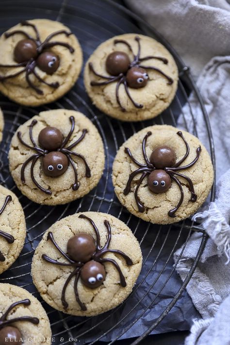 Adorably spooky peanut butter spider cookies that are easy so make and perfect for Halloween parties! The chocolate candies and peanut butter are a match made in heaven in this delicious treat! Spider Cookies Halloween, Peanut Butter Spider Cookies, Decorated Brownies, Chocolate Spiders, Malted Milk Balls, Postres Halloween, Spider Cookies, Easy No Bake Cheesecake, Blossom Cookies