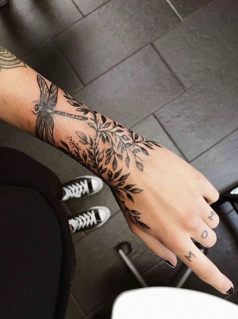 Cute Tattoos On Wrist, Rose Tattoos For Women, Hand Tattoos For Girls, Inspiration Tattoo, Vine Tattoos, Hand Tattoos For Women, Gaming Tattoo, Wrist Tattoos For Women, Best Sleeve Tattoos