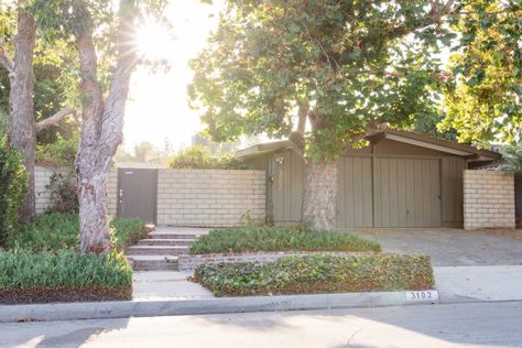 Mid Century Modern Front Yard, Cliff May Homes, Cliff May, Wood Siding Exterior, California Architecture, Modern Front Yard, California Ranch, Concrete Block, Ranch Style Home