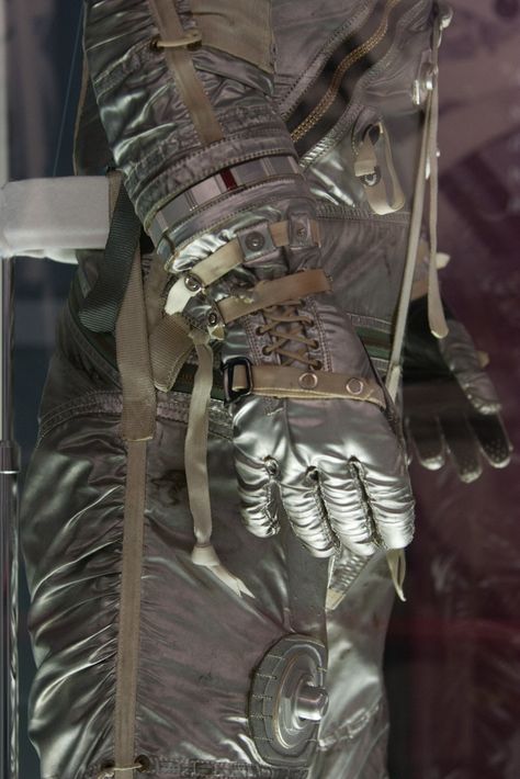 Gus Grissom's flight suit. U.S. Astronaut Hall of Fame, Florida. Apollo Space Suit, Space Suit Aesthetic, Nasa Equipment, Astronaut Fashion, Holes Disney, Coverall Men, Gus Grissom, Glove Design, Project Mercury