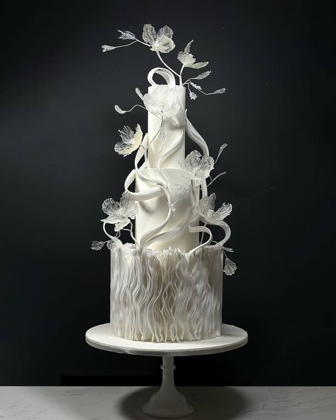 Engagement Instagram, Huge Cake, Extravagant Wedding Cakes, Elegant Modern Wedding, Luxury Cake, Cake Artist, Wedding Cake Photos, Dream Wedding Cake, Modern Cakes