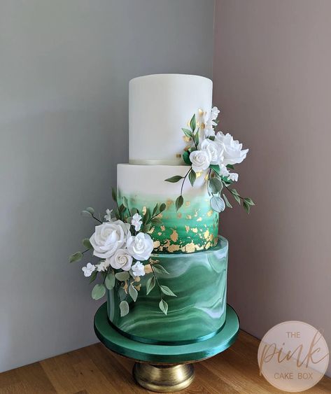 Enchanted Forest Wedding Cake, Emerald Wedding Cake, Wedding Cake Emerald Green, Modern Wedding Cakes, Emerald Green Wedding Theme, Pink Cake Box, Cottage Bakery, Rose Gold Wedding Cakes, Green Wedding Cake