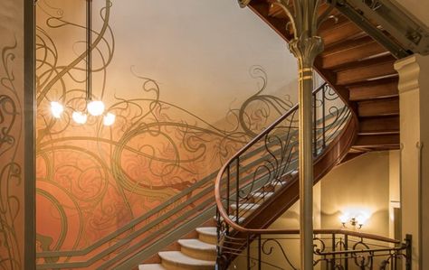 Guided tour of the Tassel House - Brusselslife Cottagecore Interior, Art Nouveau Arquitectura, Architecture Art Nouveau, Art Nouveau Lighting, Art Nouveau Interior, Art Periods, Art Nouveau Decor, Art Nouveau Architecture, Antoni Gaudi