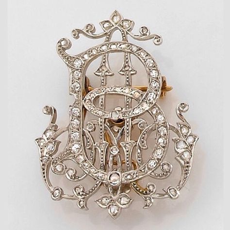 Happy fancy monogram Friday!!! I love love an antique monogram and this broach is the definition of exquisite! Takes the word gasp to an entirely new level for me...platinum, diamonds and a gold back...whew...now that's a monogram!!! And ps...that would be an AB which are my maiden and married last name initials....GASP!!!!! #antique #circa1900 #monogram #fridayfancies Bijoux Art Deco, Bijoux Art Nouveau, Edwardian Jewelry, Gold Brooch, Gold Monogram, Diamond Brooch, Antique Diamond, I Love Jewelry, Victorian Jewelry