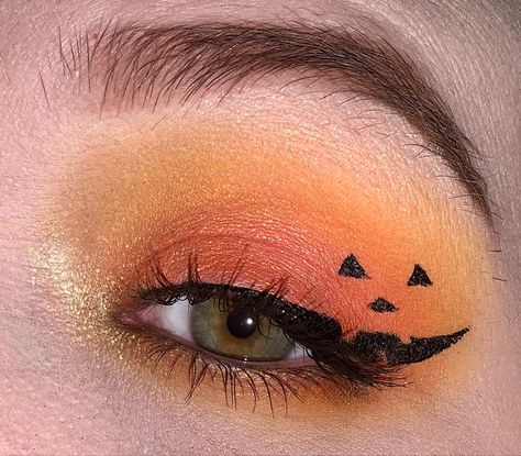 Halloween Eyeliner Pumpkin, Cobweb Eyeliner Simple, Halloween Makeup With Eyeshadow, Halloween Makeup Eyeliner Only, Makeup For Pumpkin Costume, Jack O Lantern Eye Makeup, Halloweenmakeup Ideas Simple, Cute Halloween Eyeliner Looks, Halloween Inspired Makeup Easy