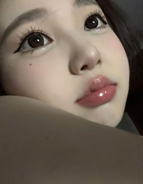 Puppy Eyes Makeup, Grunge Asian, Acubi Club, Cold Makeup, Makeup Chinese, Pretty Girl Aesthetic, Grunge Winter, Acubi Style, Acubi Fashion