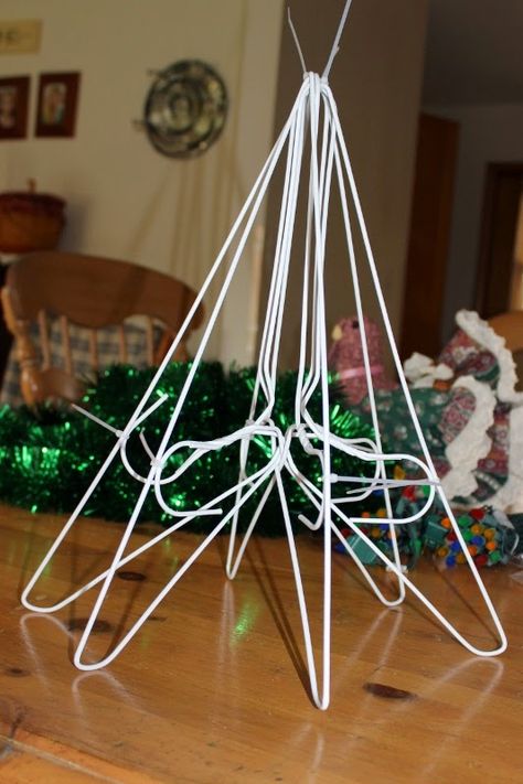 Coat Hanger Christmas Tree How To Make, Christmas Tree From Coat Hangers, Christmas Tree Made From Clothes Hangers, Wire Coat Hanger Christmas Tree, Clothes Hanger Christmas Tree, Hanger Christmas Decoration, Wire Hanger Christmas Tree, Plastic Hanger Crafts Christmas, Diy Spiral Christmas Tree