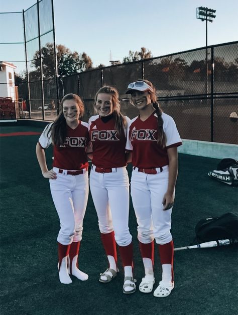 Softball Uniforms Ideas, Softball Aesthetic, Bestie Pictures, Softball Photography, Softball Girls, Bsf Pics, High School Softball, Softball Cheer, Softball Workouts