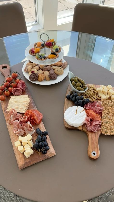 Fancy Charcuterie Board Aesthetic, Beginner Charcuterie Board, European Picnic, Aesthetic Charcuterie Board, Homemade Charcuterie Board, Charcuterie Aesthetic, Food Tray Ideas, Charcuterie Board Aesthetic, Hosting Dinner Party