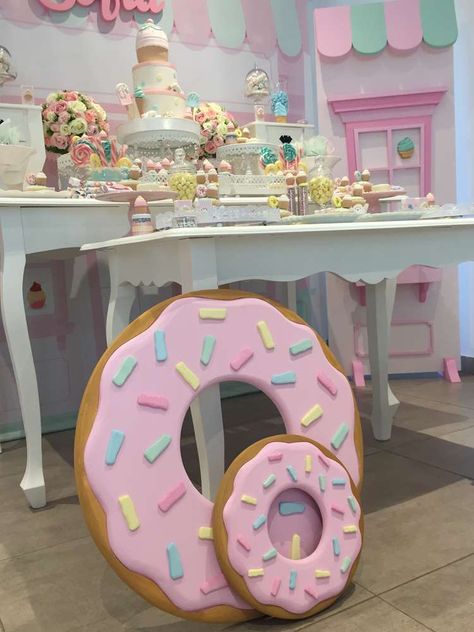 Candy Decorations Diy, Candy Theme Birthday Party, Donut Themed Birthday Party, Candy Birthday Party, Candyland Christmas, Candyland Birthday, Candyland Party, Candy Theme, Candy Decorations