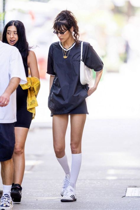 Bella Hadid Casual, Oversized Tshirt Outfit Summer, Marc Kalman, Oversize Tshirt Outfits, Models Off Duty Style, Bella Hadid Outfits, Bella Hadid Style, With Boyfriend, Hadid Style